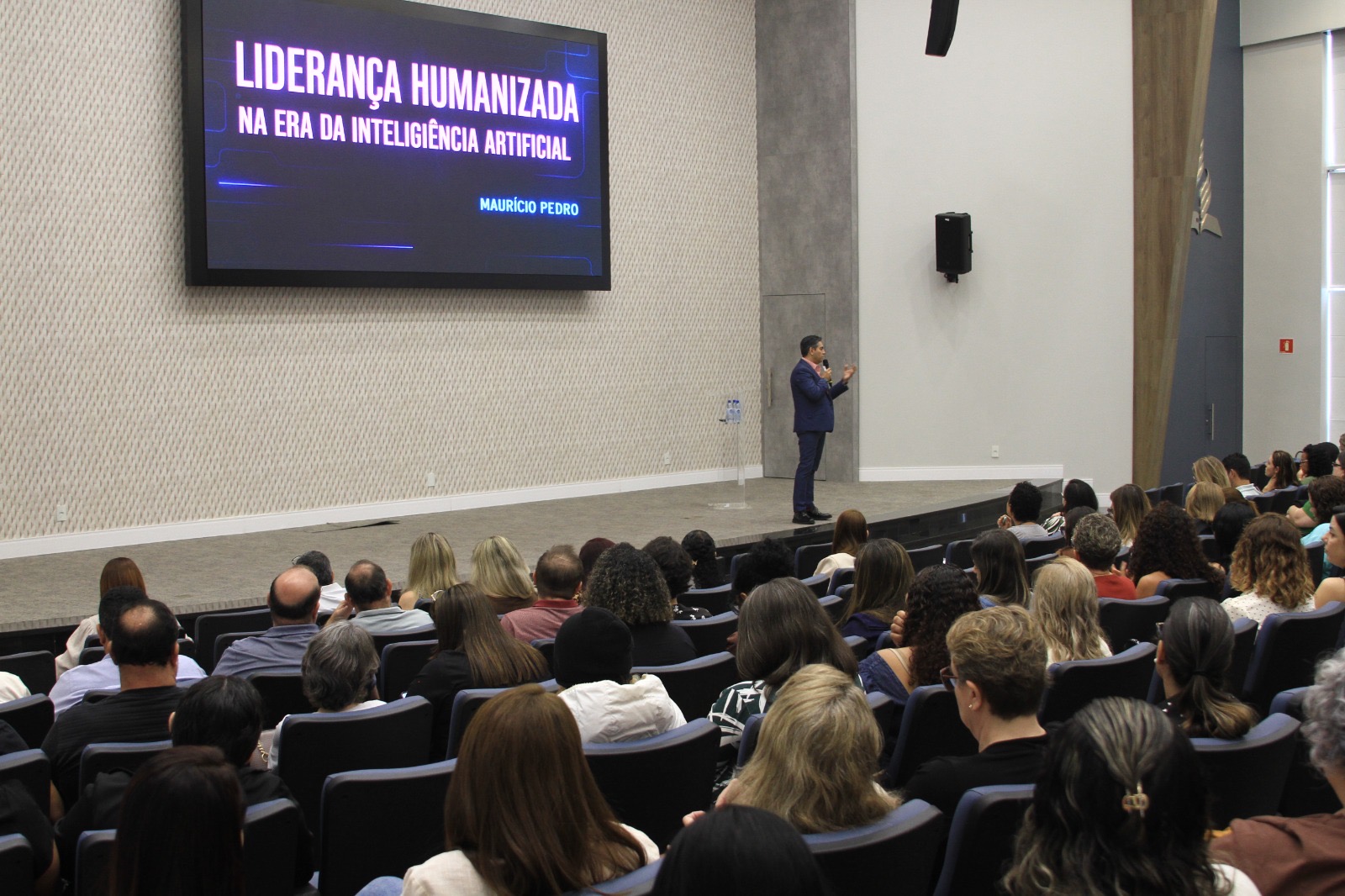 Palestra de Maurício Pedro em auditório lotado