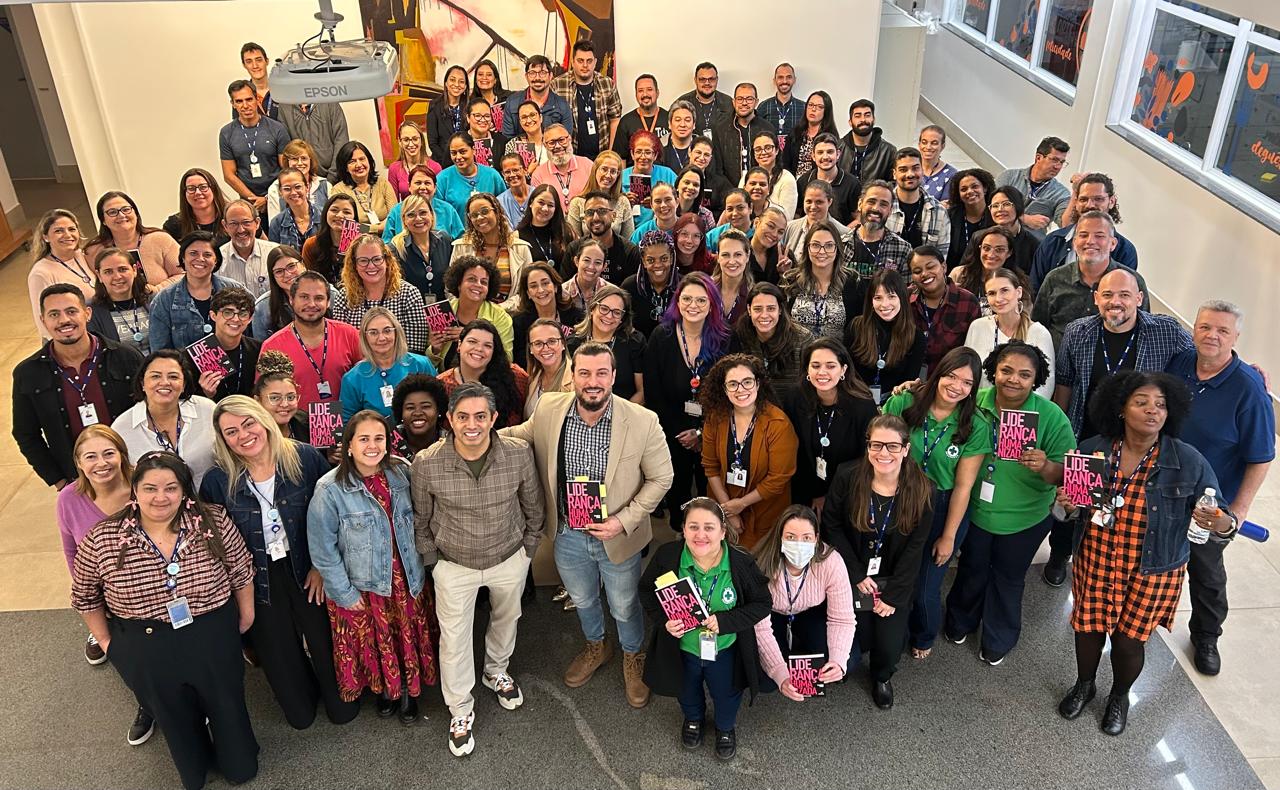 Participantes de workshop com o livro Liderança Humanizada
